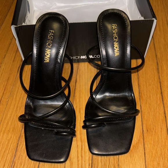 Fashion Nova All Black short heels - Picture 2 of 4